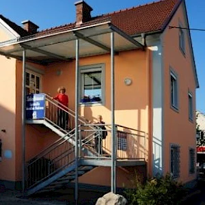 Aufgang zum Nachhilfe-Institut mit Stiege im Aussenbereich