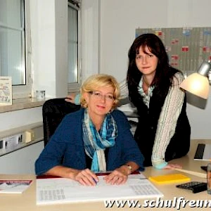 Ingrid und Bianca Netzer beim Schreibtisch