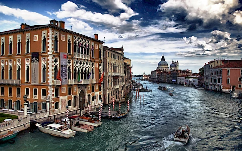 Wasserstraße in Venedig mit Booten