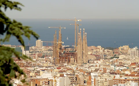 Blick auf die Stadt Barcelona mit der Sagrada Familia